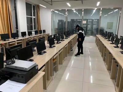 計算機(jī)學(xué)院學(xué)生黨員開展志愿服務(wù)活動，用專業(yè)技能服務(wù)師生